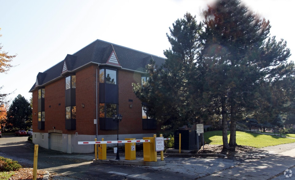 2200 Fairview St, Burlington, ON for lease - Building Photo - Image 2 of 4