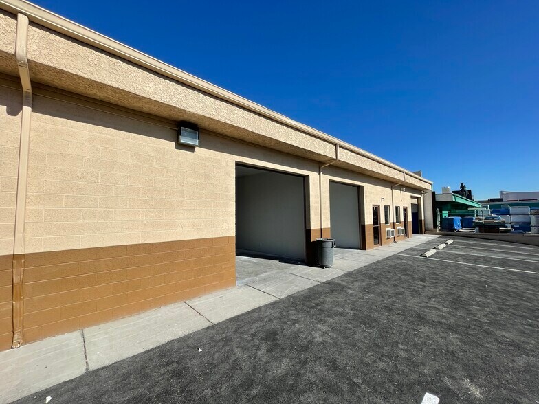 3894 Spring Mountain Rd, Las Vegas, NV à vendre - Photo du bâtiment - Image 2 de 9