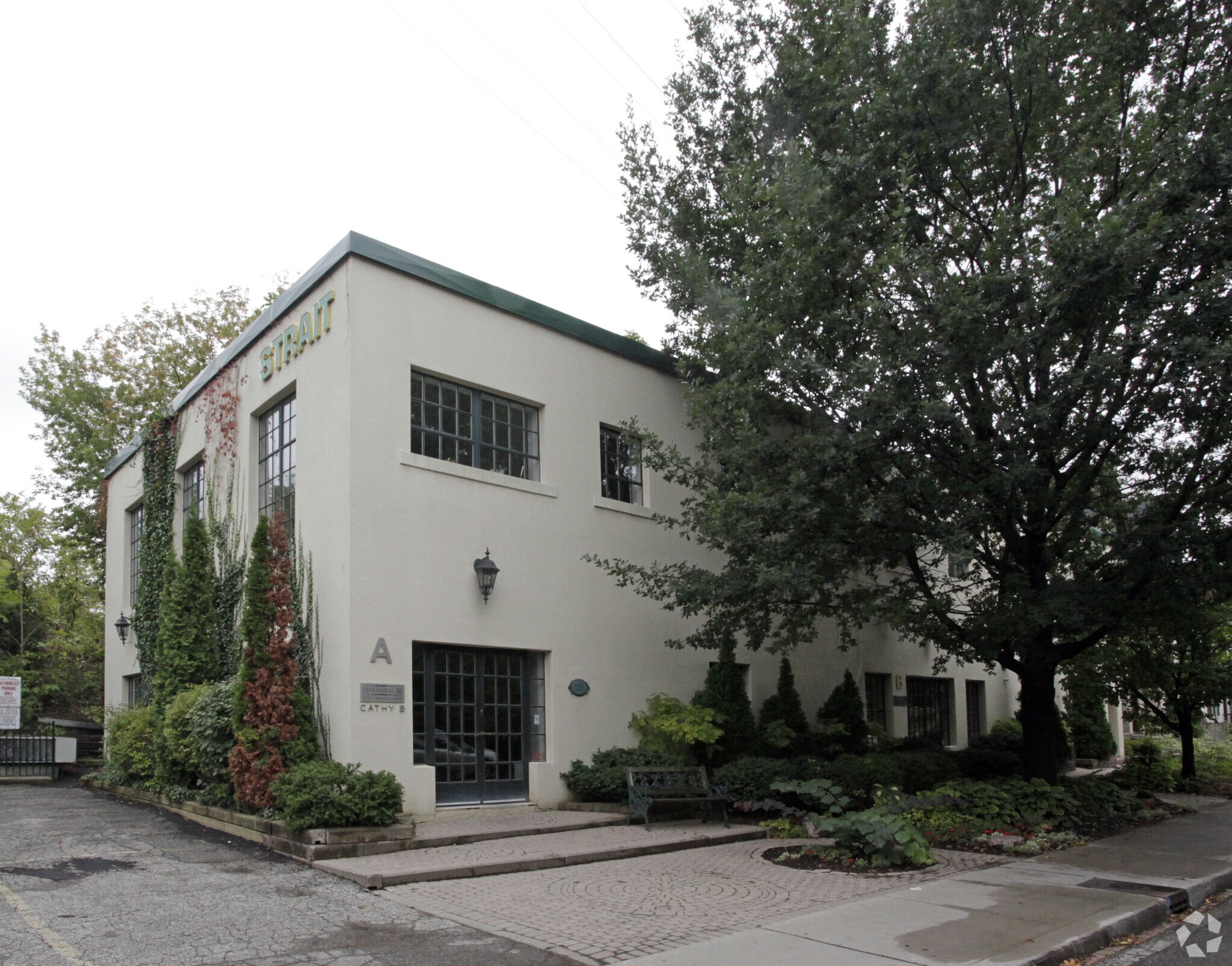 225 Macpherson Ave, Toronto, ON à louer Photo du bâtiment- Image 1 de 3