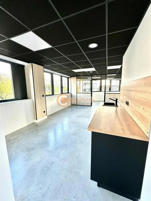 Office in Talence for lease Interior Photo- Image 1 of 9
