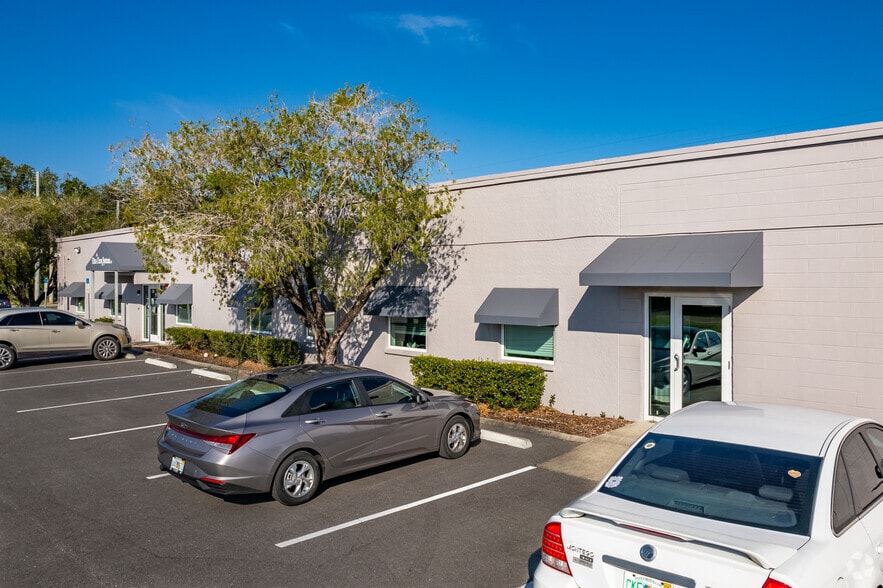 110-114 Douglas Rd E, Oldsmar, FL à vendre - Photo du bâtiment - Image 2 de 6