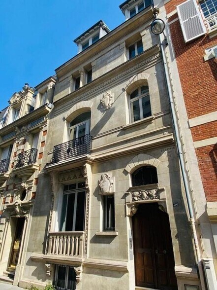 24 Rue Eugène Flachat, Paris for lease - Building Photo - Image 1 of 13