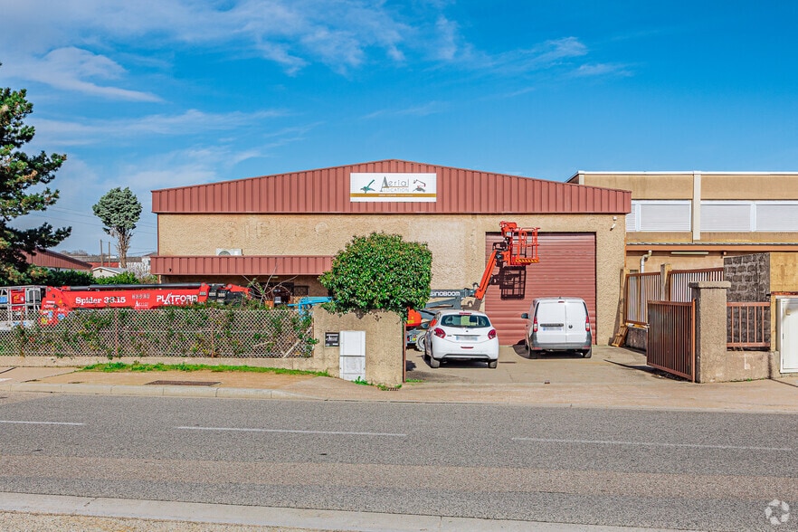 Flex in Saint-Genis-Laval for sale - Building Photo - Image 2 of 2