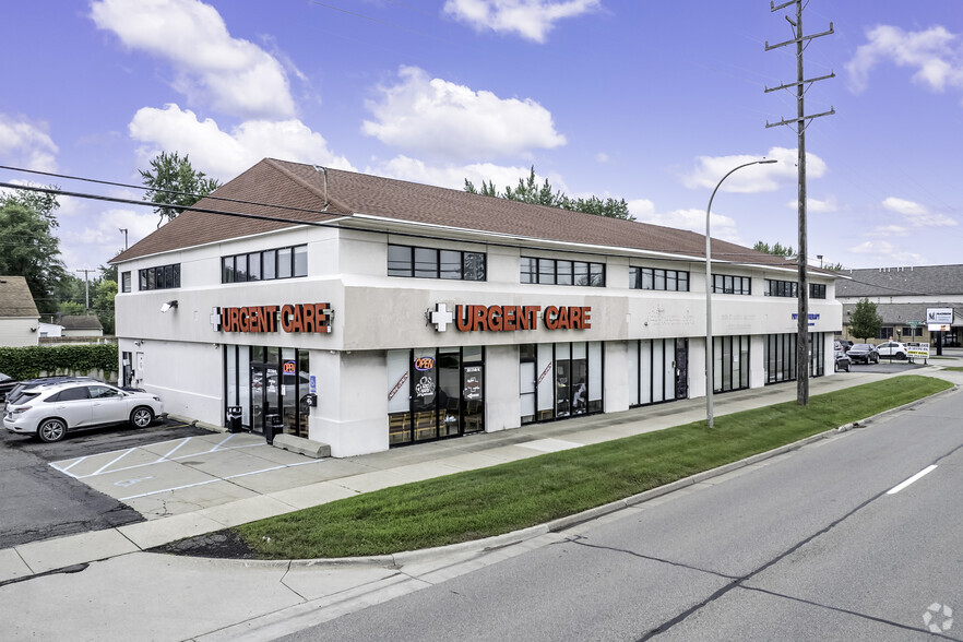 300-370 E 12 Mile Rd, Madison Heights, MI for lease - Primary Photo - Image 1 of 11