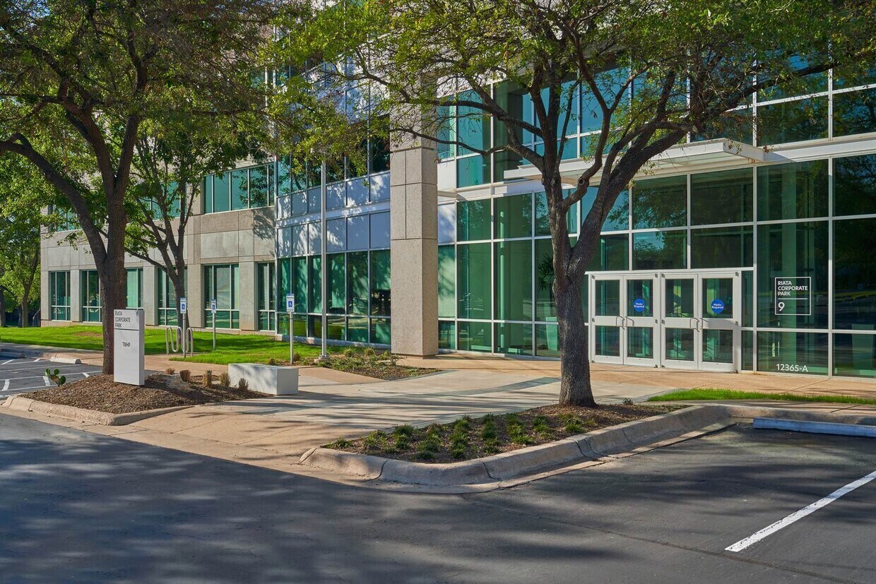 12357-C Riata Trace Pky, Austin, TX à louer Photo du bâtiment- Image 1 de 16
