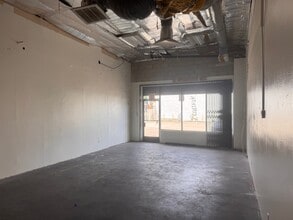 2626 N Figueroa St, Los Angeles, CA à louer Photo intérieure- Image 2 de 5