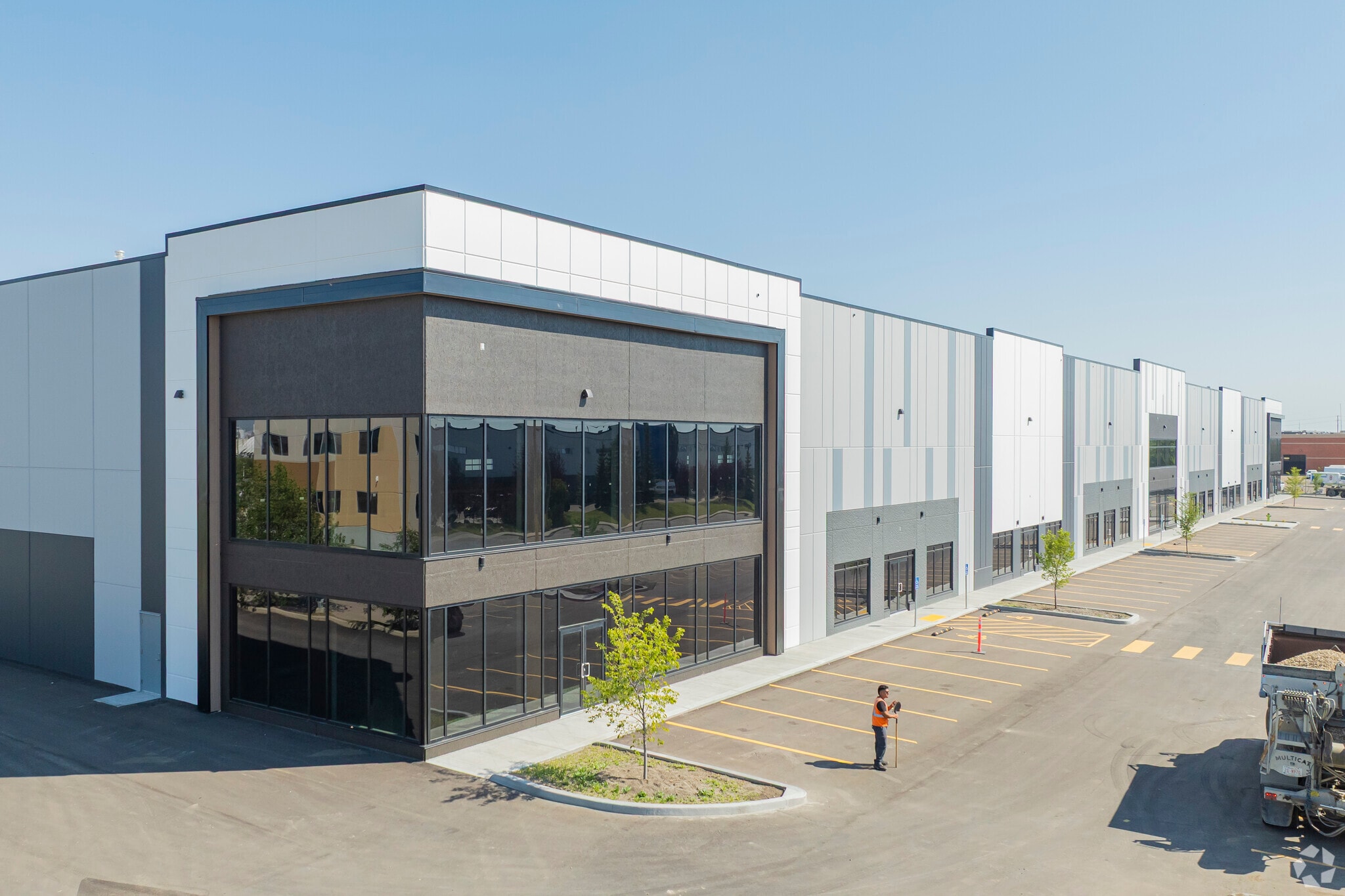 4750 102 Av SE, Calgary, AB for lease Primary Photo- Image 1 of 5