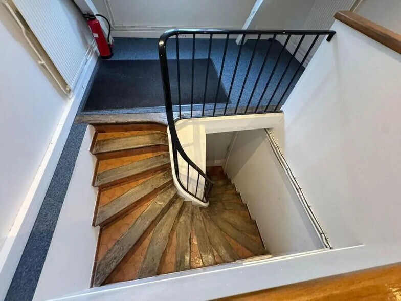 Office in Versailles for lease - Building Photo - Image 2 of 15