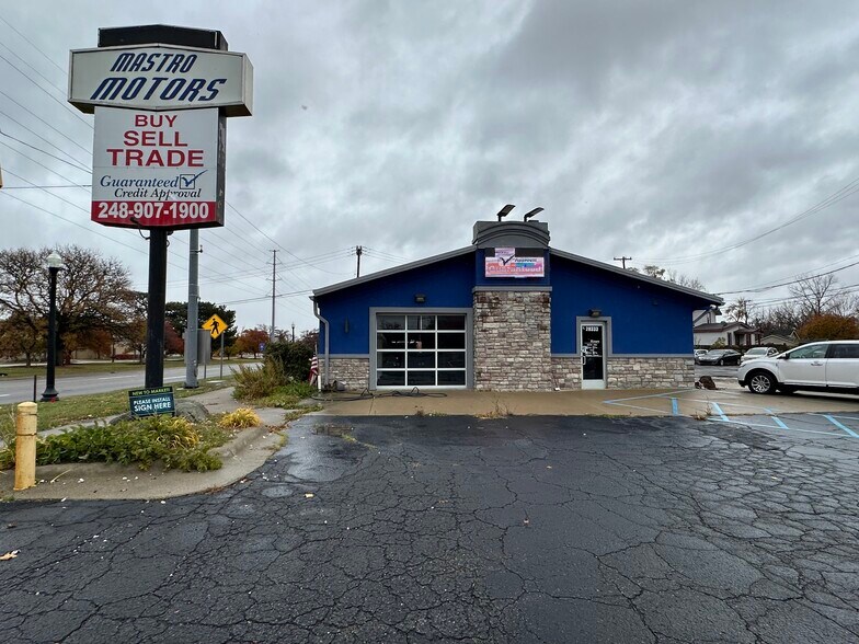 28333 Grand River Ave, Farmington Hills, MI à louer - Photo du bâtiment - Image 2 de 12