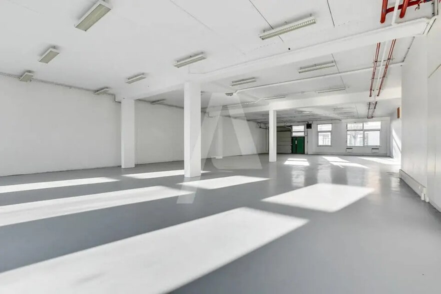 Flex in Les Ulis for lease - Interior Photo - Image 1 of 6