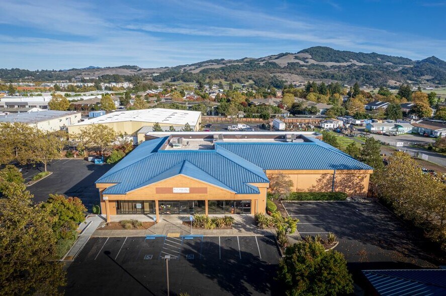 2720 Santa Rosa Ave, Santa Rosa, CA à louer - Photo du bâtiment - Image 3 de 7
