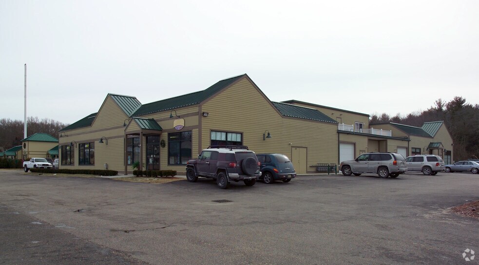 561-567 S County Trl, Exeter, RI à louer - Photo du bâtiment - Image 2 de 3