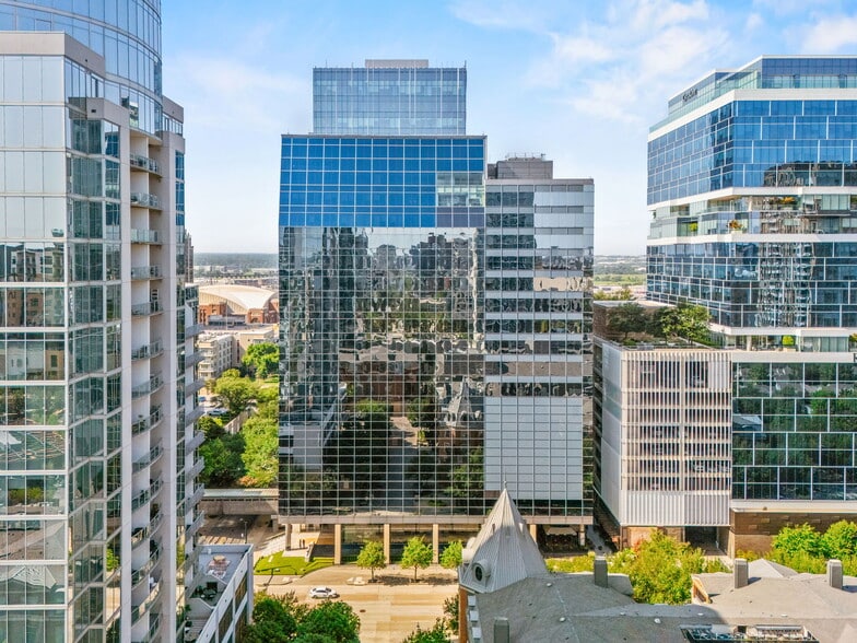 2828 N Harwood St, Dallas, TX à louer - Photo du bâtiment - Image 2 de 4