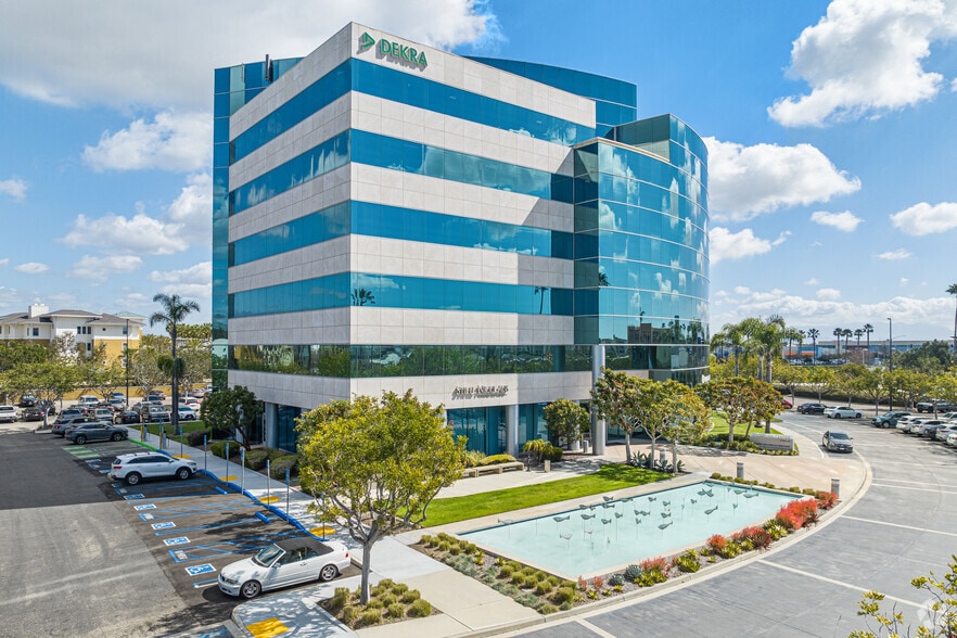 1000 Town Center Dr, Oxnard, CA à louer - Photo du bâtiment - Image 3 de 17