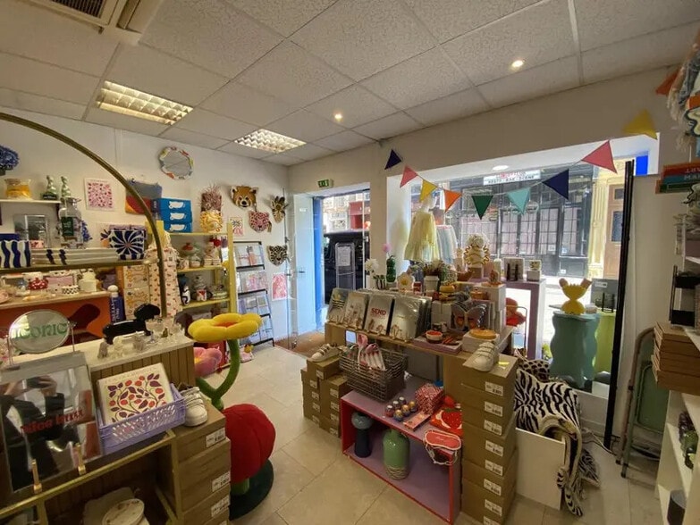 Retail in Paris for lease - Interior Photo - Image 2 of 6