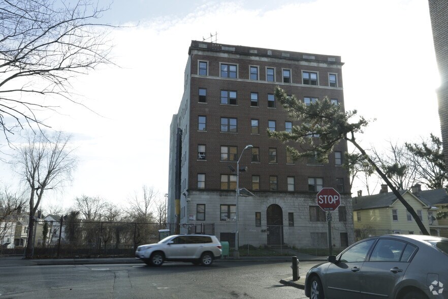 106 N Grove St, East Orange, NJ à vendre - Photo principale - Image 1 de 2