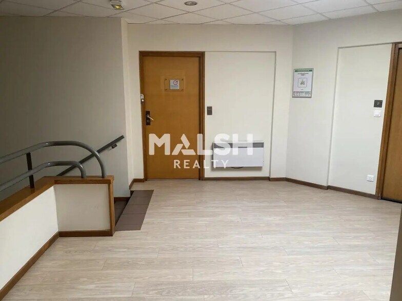 Office in Lyon for lease - Lobby - Image 3 of 5