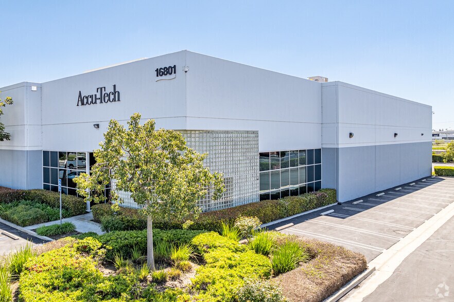 16801-16831 Knott Ave, La Mirada, CA à louer - Photo du bâtiment - Image 2 de 12