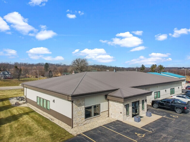 2492 Crest Dr, Lake Geneva, WI à vendre - Photo du bâtiment - Image 3 de 44