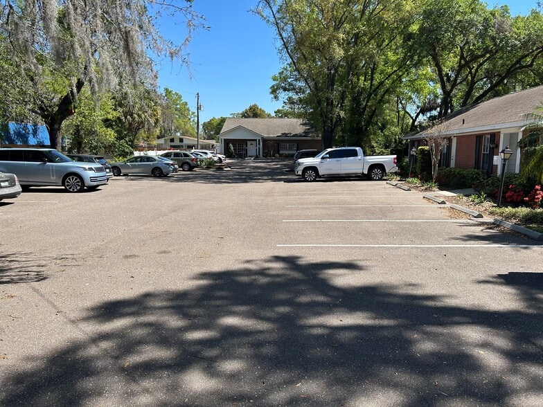 213 Kingsway Rd, Brandon, FL à louer - Photo du bâtiment - Image 2 de 12