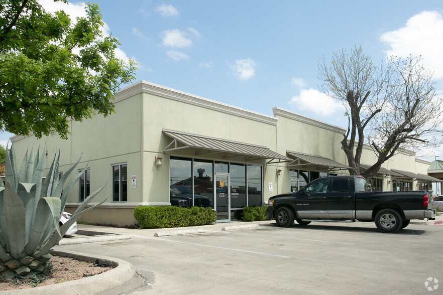 7127 Somerset Rd, San Antonio, TX à louer - Photo du bâtiment - Image 2 de 38