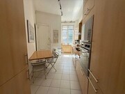 Cuisine lumineuse et accueillante avec espace repas.