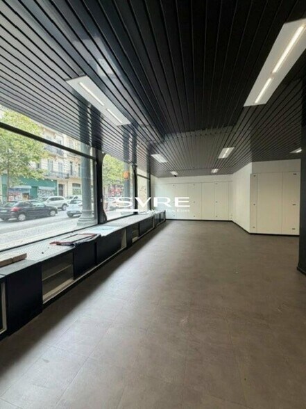 Retail in Marseille for lease - Interior Photo - Image 2 of 8