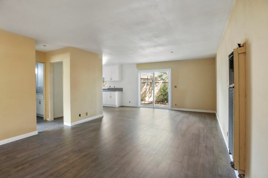 1001-1003 W Myrtle St, Santa Ana, CA for sale - Interior Photo - Image 3 of 49