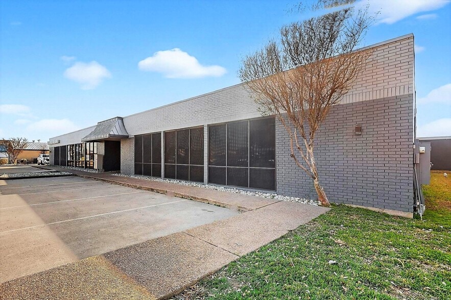 5755 Rufe Snow Dr, North Richland Hills, TX for lease - Primary Photo - Image 1 of 10