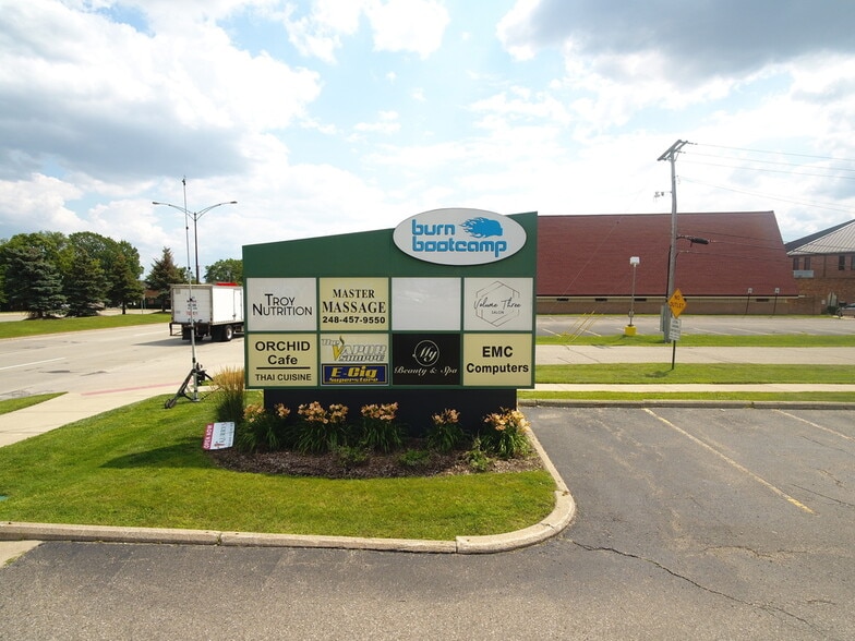 3271-3303 Rochester Rd, Troy, MI for lease - Building Photo - Image 3 of 3