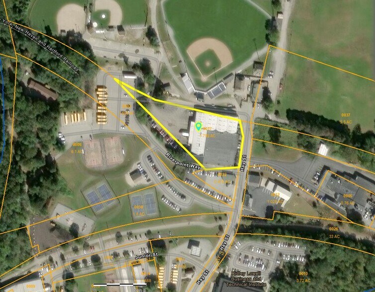 104 Hay St, West Warwick, RI à vendre - Photo du bâtiment - Image 3 de 24