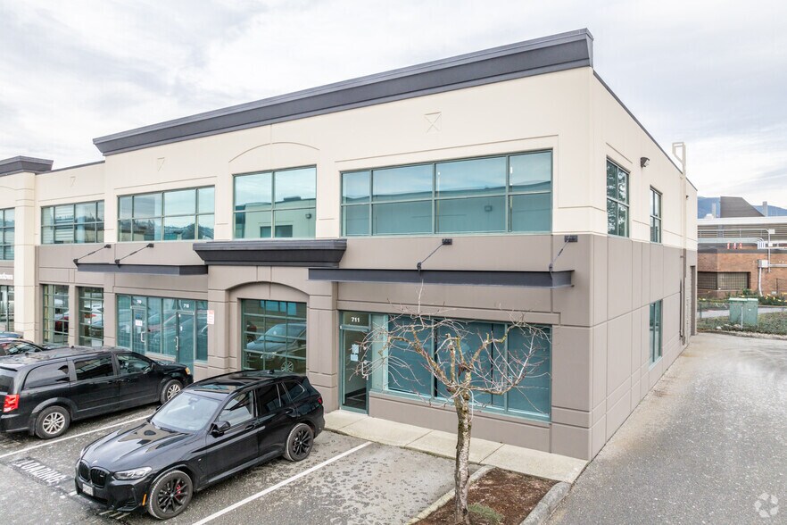 2071 Kingsway Ave, Port Coquitlam, BC à vendre - Photo du bâtiment - Image 2 de 3