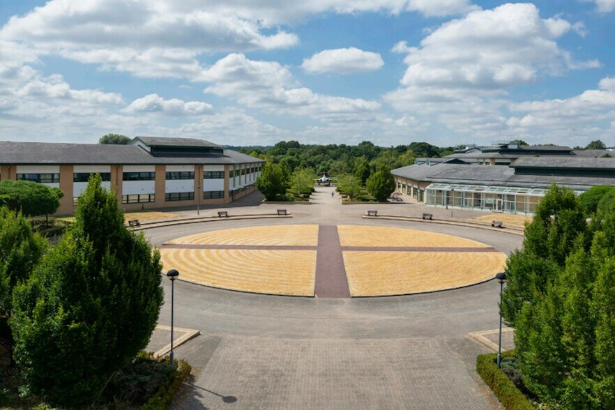 A1 Old Ively Rd, Farnborough à louer - Photo du bâtiment - Image 3 de 5