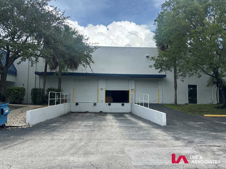 1721 Blount Rd, Pompano Beach, FL à louer - Photo du bâtiment - Image 3 de 9