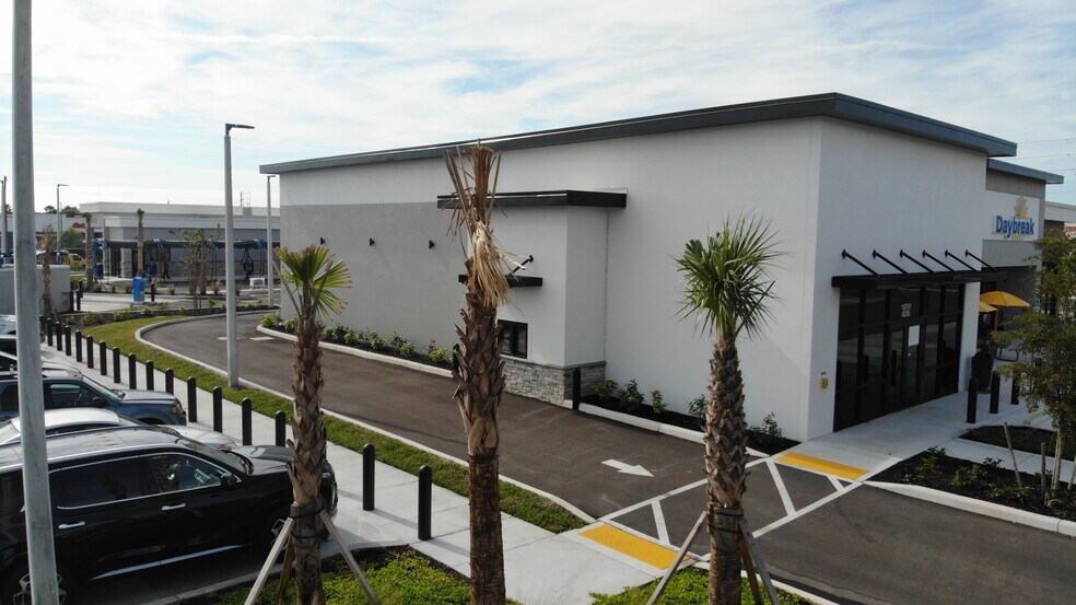 19701 Cochran Blvd, Port Charlotte, FL à louer - Photo du bâtiment - Image 3 de 7