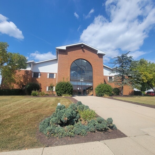 5020 Philadelphia Dr, Dayton, OH à louer - Photo du bâtiment - Image 1 de 3