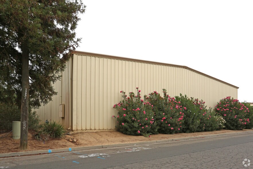 3332-3346 W Sussex Way, Fresno, CA for lease - Building Photo - Image 2 of 8