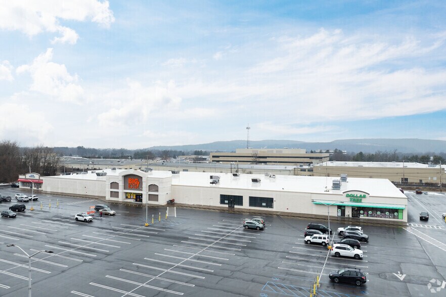 1355-1379 Ulster Ave, Kingston, NY à louer - Photo principale - Image 2 de 8