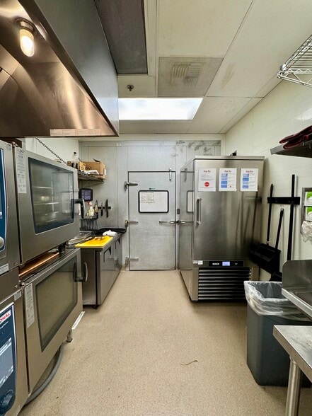 595 N Moorpark Rd, Thousand Oaks, CA for lease - Interior Photo - Image 2 of 6