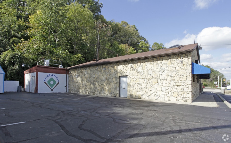 611 Pyramid Hill Blvd, Hamilton, OH à vendre - Photo du bâtiment - Image 2 de 2