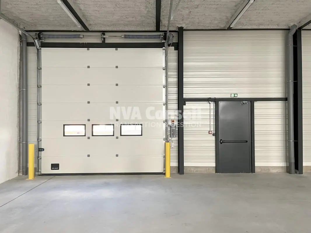 Industrial in SAINT-OUEN-L'AUMONE for lease Interior Photo- Image 1 of 12