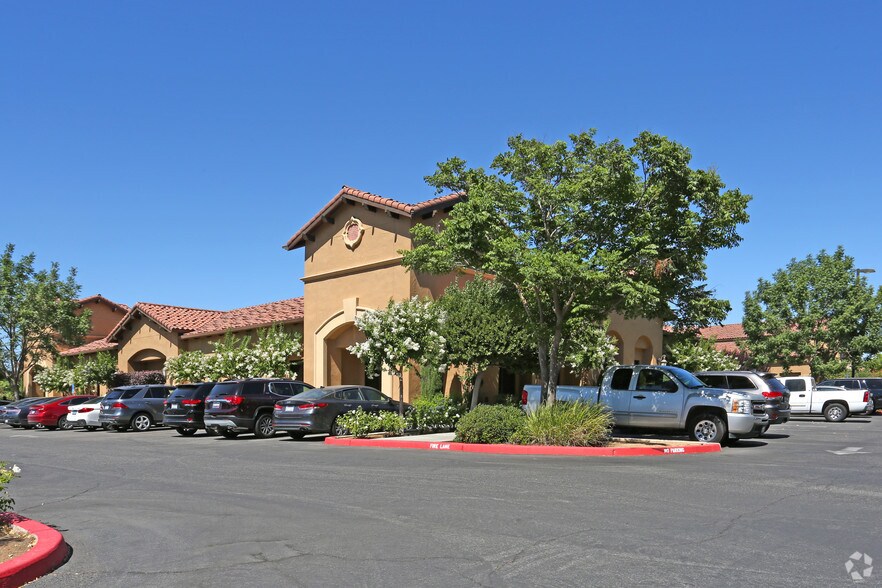 6873 N West Ave, Fresno, CA à louer - Photo du bâtiment - Image 3 de 4