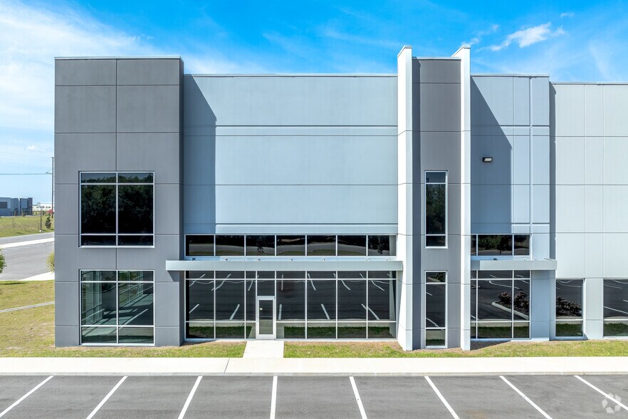 C Fred Jones Blvd, Auburndale, FL à louer - Photo du bâtiment - Image 2 de 9