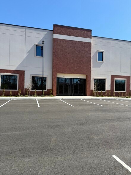 245 Willow Brook Rd, Freehold, NJ à louer - Photo du bâtiment - Image 2 de 5