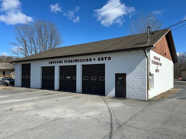 Plus de détails pour 207 Dartmouth Dr, East Stroudsburg, PA - Commerce de détail à vendre