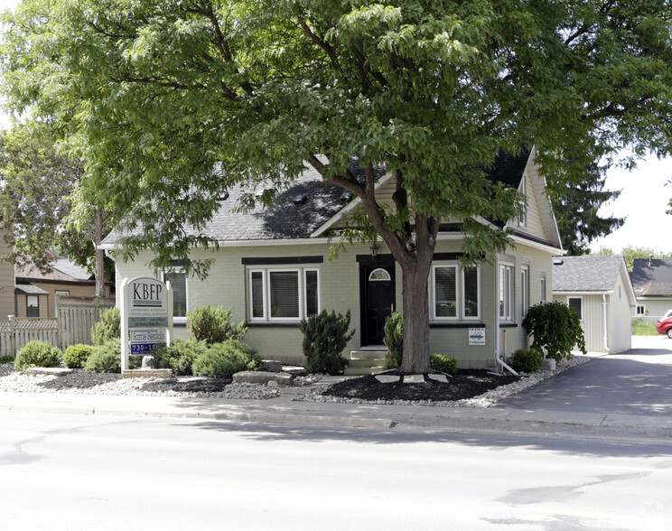 204 Dunlop St W, Barrie, ON à louer - Photo du bâtiment - Image 2 de 3