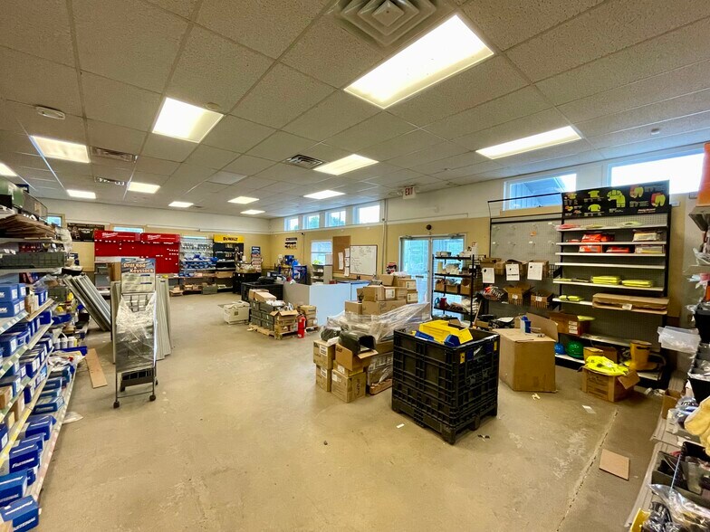 1219 Lisbon St, Lewiston, ME à louer - Photo intérieure - Image 2 de 5