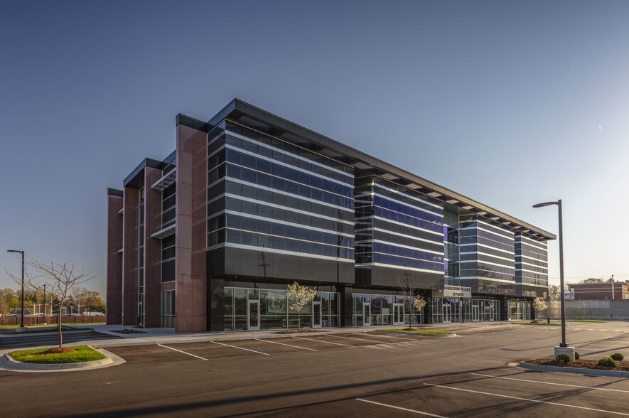 37085 Grand River Ave, Farmington, MI for lease - Building Photo - Image 2 of 3