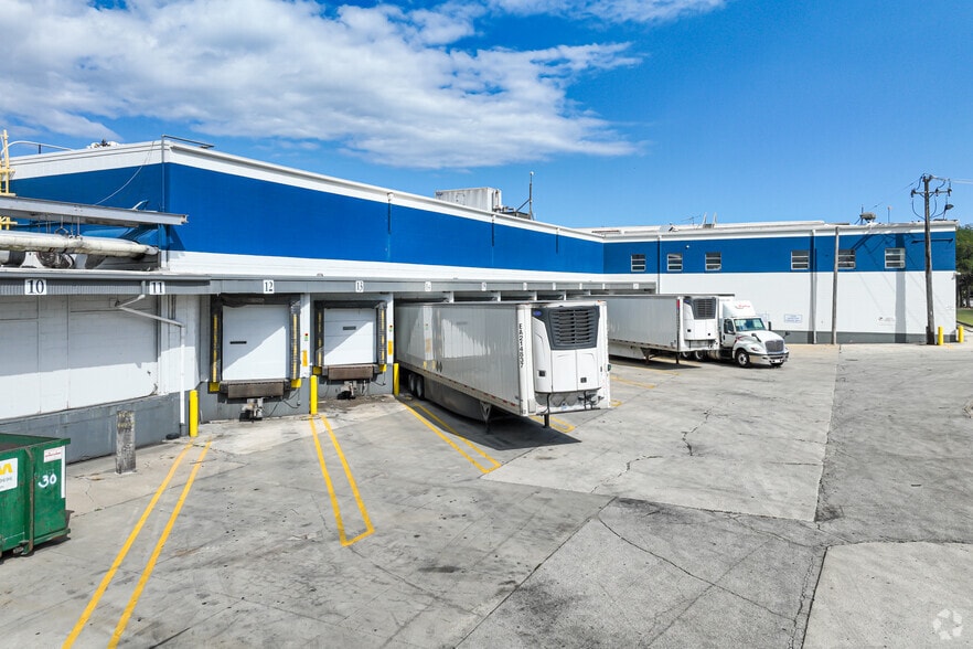 1556 W 43rd St, Chicago, IL for lease - Building Photo - Image 3 of 8