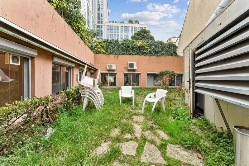 Immeuble residentiel dans Paris à vendre - Photo du bâtiment - Image 2 de 2